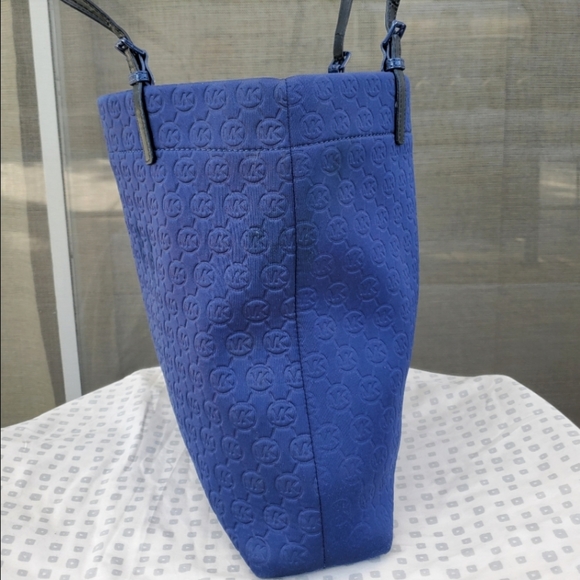Michael Kors Jet Set Signature Embossed MK Logo Blue Neoprene Shoulder Tote Bag - Picture 8 of 16